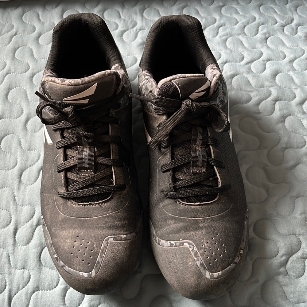 Men’s baseball cleats- Easton